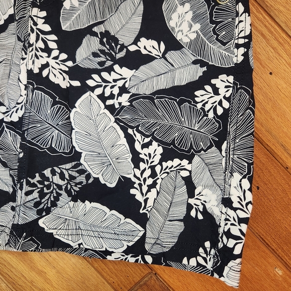 Croft & Barrow black and white leaf print classic fit skort size 4 stretch - Picture 8 of 10
